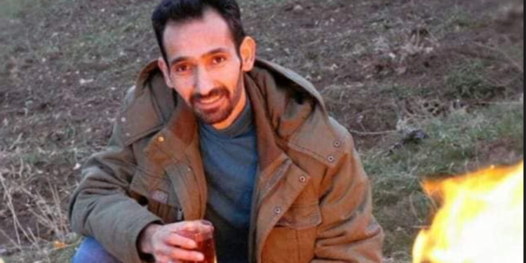 تەرمی نەخشێندراو بەئاڵای کوردستانی چالاکوان و ژینگە پارێز، خەبات ئەحمەدی لە ئاوایی نێ  بەخاک سپێدردرا