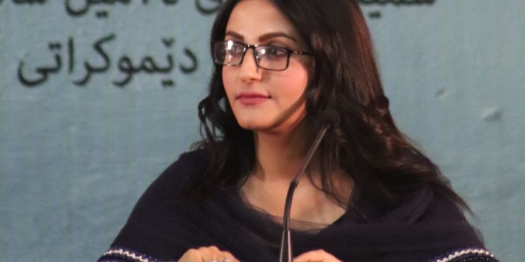 لە پەراوێزی لابردنی وێنەی کچان لەسەر ڕووبەرگی کتێبی بیرکاری لە ئێراندا