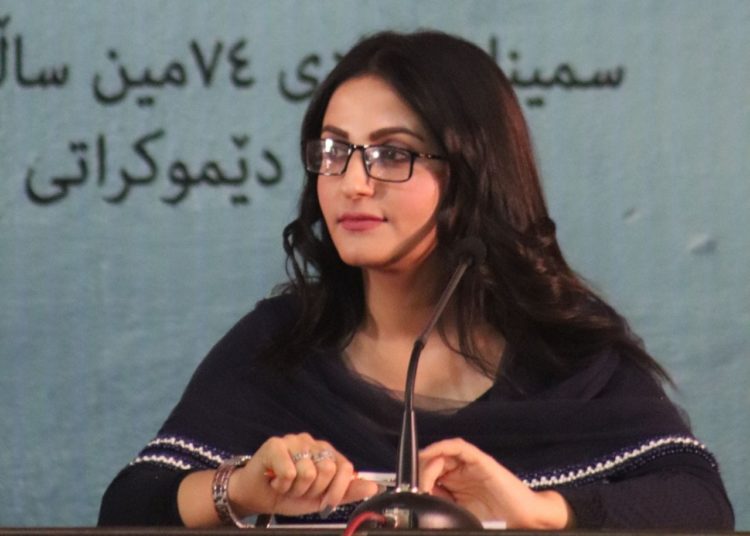 لە پەراوێزی لابردنی وێنەی کچان لەسەر ڕووبەرگی کتێبی بیرکاری لە ئێراندا