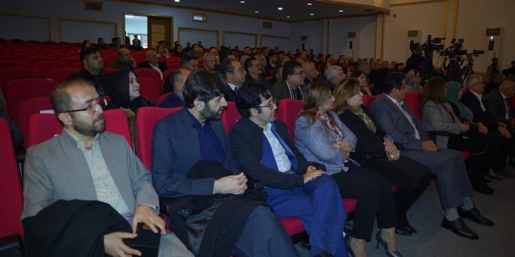 یەکەمین ڕێوڕەسمی خەڵاتی ساڵانەی زارا بۆ زمانی کوردی، لەلایەن ڕێکخراوی کورد شۆپەوە بەڕێوە چوو و خەڵاتی ساڵانەی زمانی کوردی پێشکەش بە ناوەندی ”ڤەژین” کرا