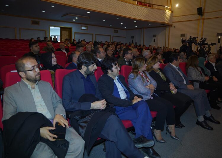 یەکەمین ڕێوڕەسمی خەڵاتی ساڵانەی زارا بۆ زمانی کوردی، لەلایەن ڕێکخراوی کورد شۆپەوە بەڕێوە چوو و خەڵاتی ساڵانەی زمانی کوردی پێشکەش بە ناوەندی ”ڤەژین” کرا