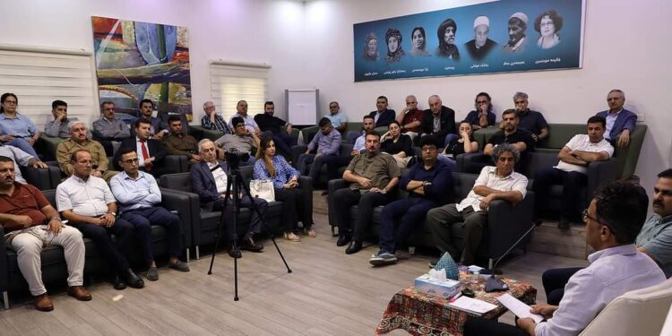 بەشداری یەکیەتییەکانی لاوان و خوێندکارانی دێموکرات لە سیمیناری “گوتاری ئێرانشاری و سەرهەڵدانەوەی ناسیۆنالیزمی ئێرانی” لە بنکەی ڕۆشنبیری چاودێر