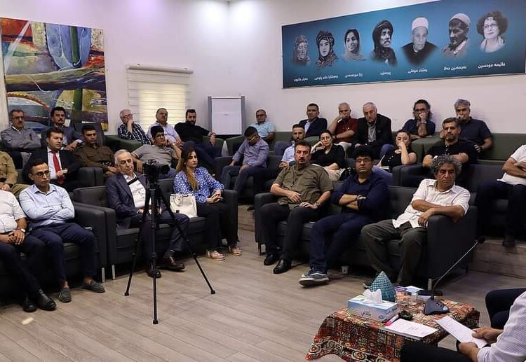 بەشداری یەکیەتییەکانی لاوان و خوێندکارانی دێموکرات لە سیمیناری “گوتاری ئێرانشاری و سەرهەڵدانەوەی ناسیۆنالیزمی ئێرانی” لە بنکەی ڕۆشنبیری چاودێر